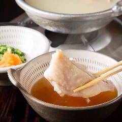 とりまぶし 博多本店_【弾力のある食感】
九州の銘柄鶏・華味鳥は食感がピカイチ。ジューシーでプリプリの食感を口いっぱいに味わっていただきたい…そんな想いで、研究を続けてきました。丹念な下処理で実現した旨味たっぷりのスープとお肉、契約農家直送のお野菜で作った至極の水炊きをぜひお試しあれ。