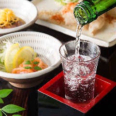 とりまぶし 博多本店_【九州の日本酒】
日本酒も九州産のものを中心にご用意。様々なお料理に合う「喜多屋」や、軽やかな味わいの「繁枡」など、福岡にゆかりのある日本酒を、飲み比べてじっくりとお楽しみください。ソフトドリンクは、あまおうやかぼすを使用した、スッキリした甘さのサイダーが人気です。