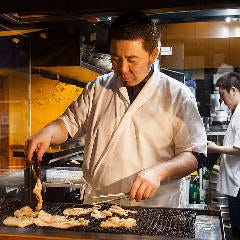 とりまぶし 博多本店_【厳選食材】
九州を代表する華味鳥の他、野菜は福岡の農家から直送の新鮮野菜、水は電気還元された水素水を使用しています。器にもこだわり、伝統ある福岡朝倉郡の小石原焼に乗せてお届けします。九州ならではの美味しい食材を、情緒溢れる空間で楽しんでいただきたいという思いを込めて、お客様をお迎えします。
