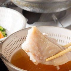 とりまぶし 博多本店_【水炊き】
九州産華味鳥の旨味を濃縮したスープが絶品です