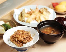 お食事でのご利用でもどうぞ。
旬の天ぷらなど付いた定食。