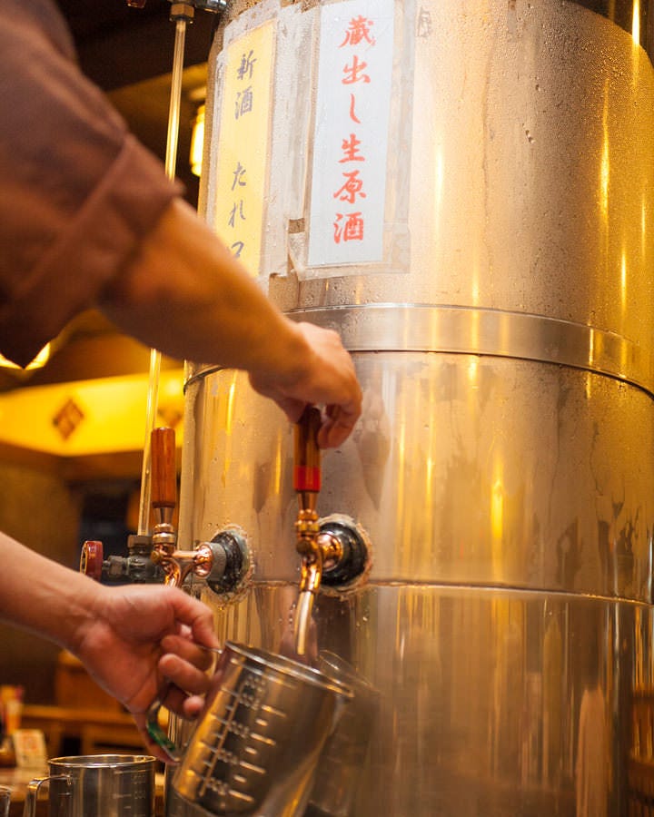サーバーから注がれる日本酒