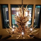 [洒落たインテリア]
吹き抜けを飾る美しい鹿の角のシャンデリア