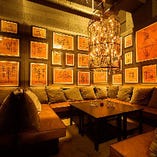 豪華なシャンデリアにゆったりとしたソファー。雰囲気の違う個室で楽しむパーティー