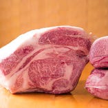 佐賀牛をメインに宮崎牛など、国産黒毛和牛のA4・A5等肉を仕入れ。赤身に適度な脂身が入り、美しい断面。肉はやわらかく、脂は甘く、舌で優しくとろけていきます