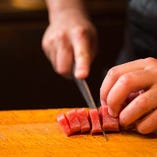 いくら新鮮な魚を仕入れても、手早く的確に調理をしなければ風味は落ちるばかり。20年来培われた大将の調理技術により、素材が最高の状態で各料理に活かされます