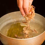 北海道産 利尻昆布に、鹿児島は枕崎から仕入れたカツオ節。選び抜いた二つの素材を丁寧な手順を用いて極上の出汁に。さまざまな料理の下地に、味の深みを加えてくれます