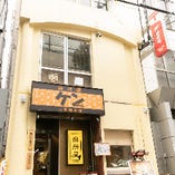 【黄色い外観】
心斎橋筋商店街の1本東側の通りにあります！