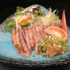 やんばるあぐー豚のシンプルステーキ　サラダ付き