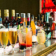 ビールやサワー、カクテルなど、飲み放題は100種以上♪