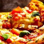 石窯で焼き上げる本格ピザが人気♪コースでも愉しめます！