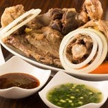 モンゴルの伝統料理を満喫【骨付き塩茹で肉のコース】