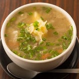 オーナーは元力士の【白馬】。母国モンゴルの味を東京で再現！野菜やお肉たっぷり入ったスープは、身体も心も温まる逸品。モンゴル風水餃子の「バンシ」がたっぷり入ったスープは食べ応えも抜群！