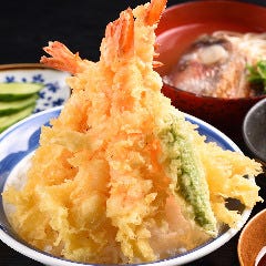 立派にそびえ立つエビフライが5匹のエビ天丼はボリューム満点！