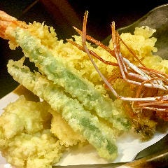 旬な食材を集めた「天ぷら盛り合わせ」はお酒のオトモに◎