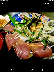 【名物】海鮮三色お造りはみ出し丼定食