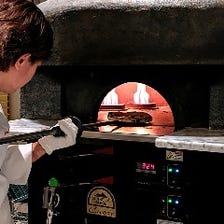 石窯で焼き上げる至福のピッツァ