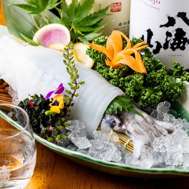 蔵元の酒と直送の魚 さかまる 田町グランパーク店_［別格！さかまる宴会4980円］日本酒10種付き2H飲み放題★イカ一匹姿造り刺身と滋味深い炙り焼逸品等全10品