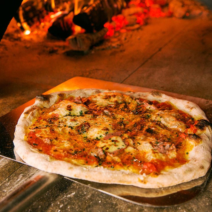 海外直輸入の本格石窯で焼く絶品ピザ
