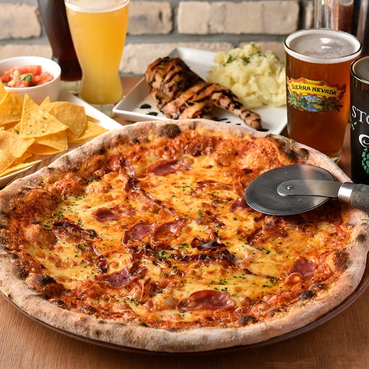 美味いビールと大きなピザで乾杯！