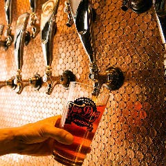 クラフトビールは24タップを常備。飲み比べも自由自在です
