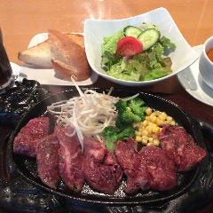 ランチタイムにはお得な価格で充実のお料理をご提供いたします