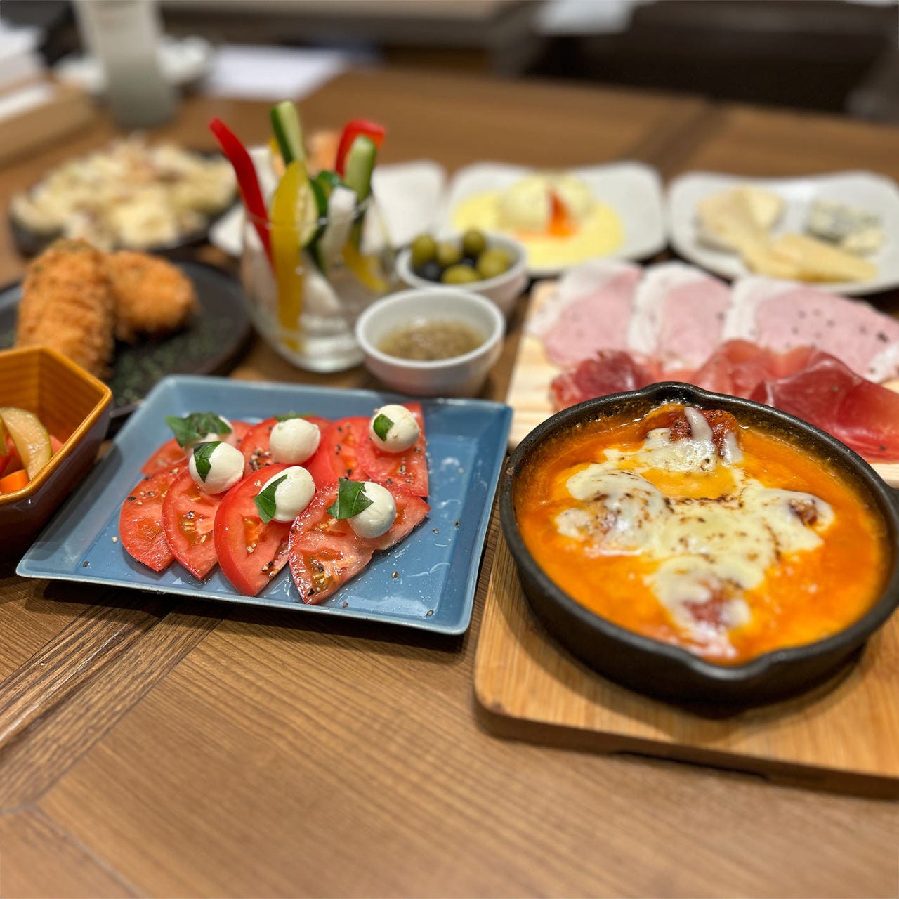 ハンバーグ＆バル Tokyo Juicy Grill ヨドバシAkiba店_夜は大人の雰囲気漂うバルスタイル！