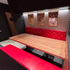 ハンバーグ＆バル Tokyo Juicy Grill ヨドバシAkiba店_赤のレトロソファが映えるボックス席