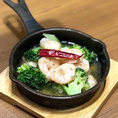 ハンバーグ＆バル Tokyo Juicy Grill ヨドバシAkiba店_海老とブロッコリーのアヒージョ