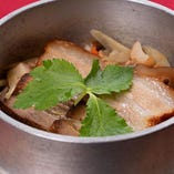 豚の旨がしっかりと味わえる薩摩豚飯釜飯です