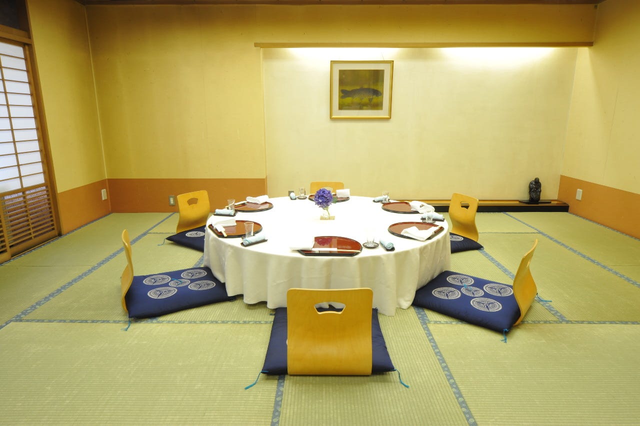 テーブル、座敷・完全個室（壁・扉あり）・12名様まで