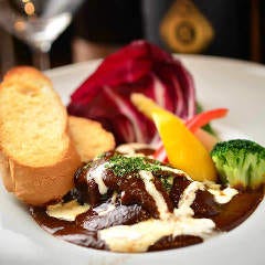自慢のデミグラスソースで煮込んだ牛肉はバケットとご一緒に♪