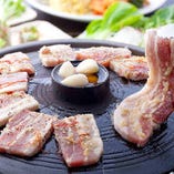 特製ネギ塩サムギョプサル（２人前～人数分で）
ブランド豚を新鮮お野菜と薬味で食べる☆