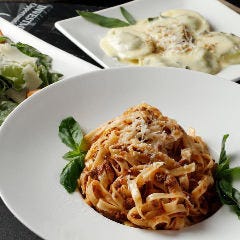 メインディッシュはお好きなパスタまたはピザをチョイスできます