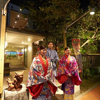 沖縄の台所 ぱいかじ 沖縄本店_伝統的な琉装スタッフがお出迎え