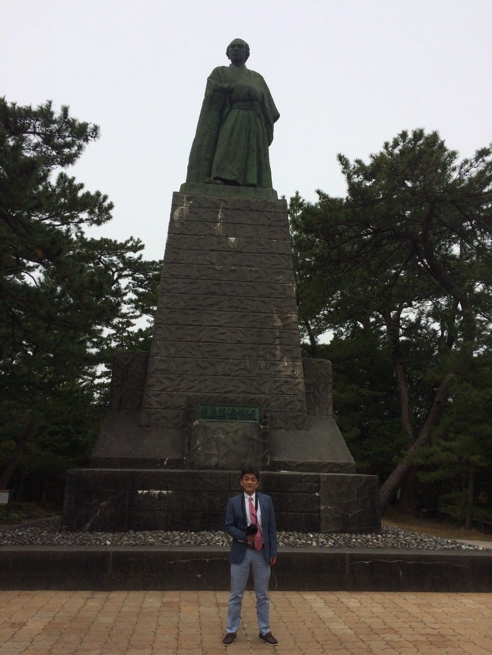 高知県の坂本龍馬像の前での記念写真撮影！