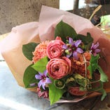 特別な日のお祝いに、花束やメッセージのご用意も承ります。