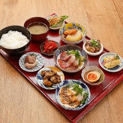 おすすめメニューを10品目盛り合わせたワンプレートランチ！