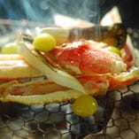 たらば蟹や松茸、銀杏など季節素材を昔ながらの七輪で炙り焼き。炭火の風味豊かな香りと味わい。