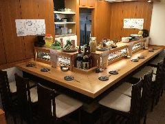 お一人様でのお食事やデートにもご利用頂けるカウンター席