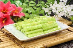 ニンニクと胡麻油で和えた小皿料理きゅうりの漬物 702円