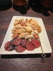 炙りサラミとミックスナッツ