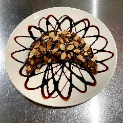 チョコレートのピッツァ。香ばしいローストアーモンドがたっぷり