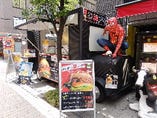 店舗前の屋台では神戸牛バーガー等を販売
食べ歩きに最適!!