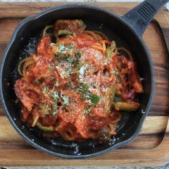 大人味のピリ辛鉄鍋ナポリタン