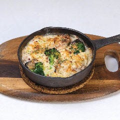 グリルチキンと季節野菜のスキレット　チーズクリームソース