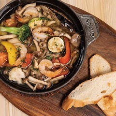 プリプリ海老と色々キノコのアヒージョ（バケット2枚付）