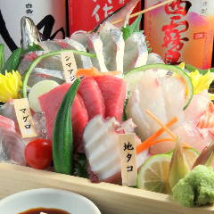 九州近海の鮮魚を詰め込んだ「えびすトロ箱盛り」は大人気♪