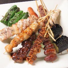 素材本来の風味を楽しめる串焼きの数々はお酒との相性抜群！