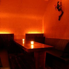 ＤＥＮ 表参道_中庭をご覧いただける人気の《半個室（6～8名様）》のお席です。和紙でできた壁紙や一枚板のテーブルなど、素材のぬくもりが手伝って飲み会の雰囲気も自然とアットホームに。ゆっくり語らいたい女子会にオススメ！